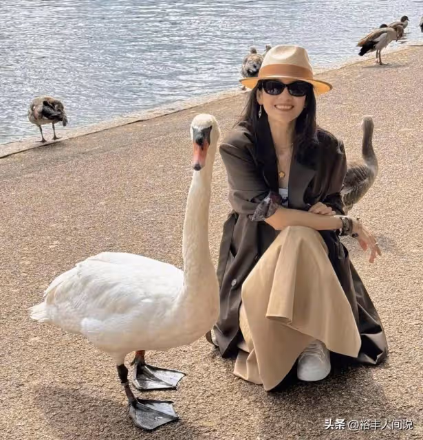 章子怡兒童節陪兒女瀟灑！離婚後罕秀美腿，大熱天穿棉鞋惹爭議