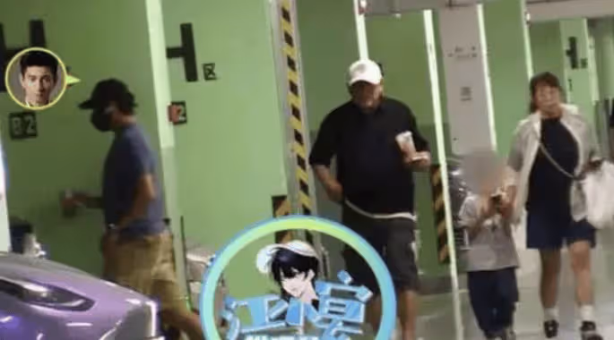 53歲吳奇隆帶兒子逛商場,5歲步步帥氣可愛,劉詩詩公公罕見現身