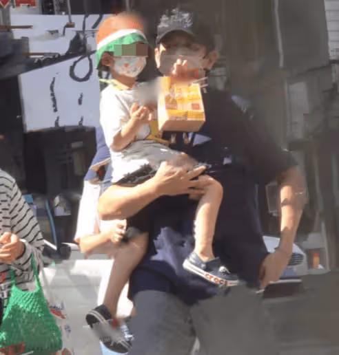 53歲吳奇隆帶兒子逛商場,5歲步步帥氣可愛,劉詩詩公公罕見現身