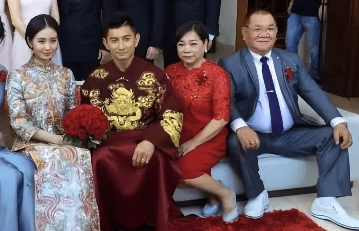 53歲吳奇隆帶兒子逛商場,5歲步步帥氣可愛,劉詩詩公公罕見現身