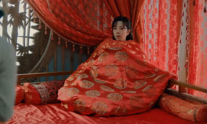 一臉「丫鬟」模樣,卻非要演「第一美人」,全程翻白眼,看著難受