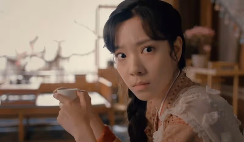 一臉「丫鬟」模樣,卻非要演「第一美人」,全程翻白眼,看著難受
