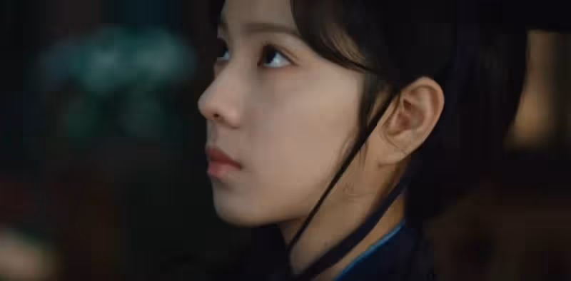一臉「丫鬟」模樣,卻非要演「第一美人」,全程翻白眼,看著難受