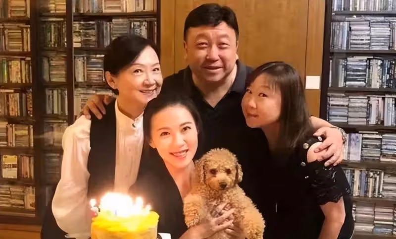 王晶妻子原來這麼美,年近70和長女似同齡,小女兒顏值不輸晶女郎