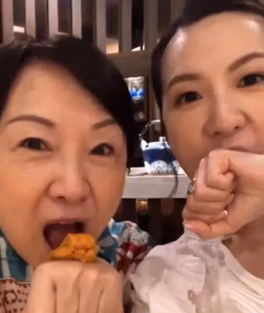 王晶妻子原來這麼美,年近70和長女似同齡,小女兒顏值不輸晶女郎