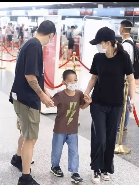 梅婷一對兒女變化大!夫妻倆全程只顧二胎兒子,女兒卻被忽視