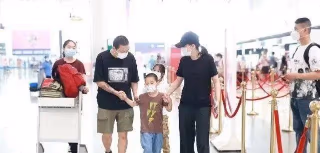 梅婷一對兒女變化大!夫妻倆全程只顧二胎兒子,女兒卻被忽視