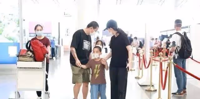 梅婷一對兒女變化大!夫妻倆全程只顧二胎兒子,女兒卻被忽視