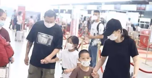梅婷一對兒女變化大!夫妻倆全程只顧二胎兒子,女兒卻被忽視