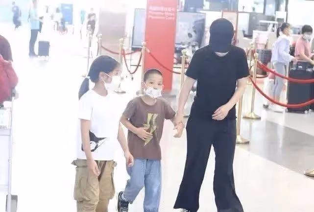 梅婷一對兒女變化大!夫妻倆全程只顧二胎兒子,女兒卻被忽視