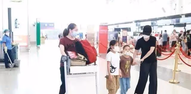 梅婷一對兒女變化大!夫妻倆全程只顧二胎兒子,女兒卻被忽視