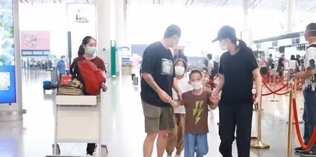 梅婷一對兒女變化大!夫妻倆全程只顧二胎兒子,女兒卻被忽視