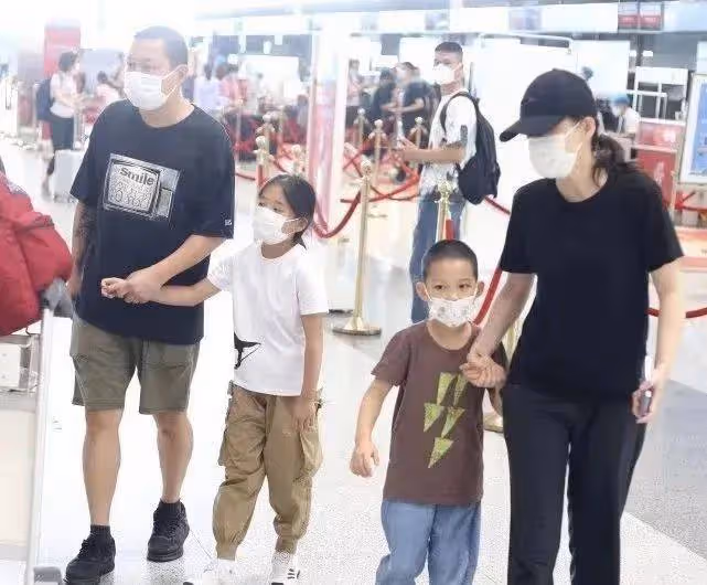梅婷一對兒女變化大!夫妻倆全程只顧二胎兒子,女兒卻被忽視