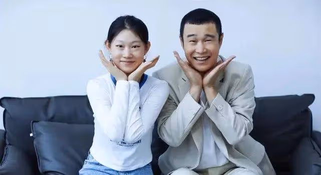 小瀋陽女兒不漂亮卻高級,15歲身高直追174爸爸,父女共用一張臉
