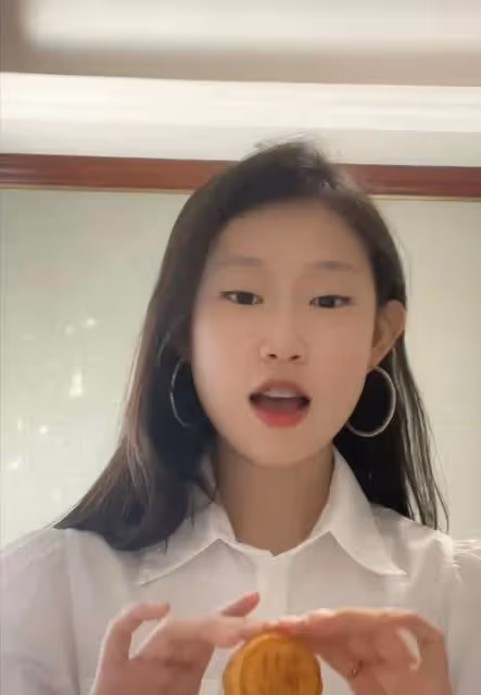 小瀋陽女兒不漂亮卻高級,15歲身高直追174爸爸,父女共用一張臉