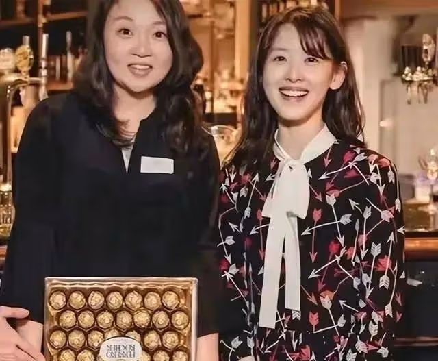 章澤天老太快!現身聚會憔悴得不像話,打扮老成真不像90後