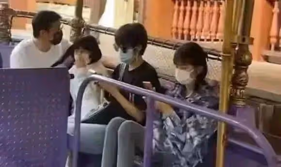 陸毅一家四口出遊被偶遇,12歲女兒形象矚目,一雙仙鶴腿太吸睛