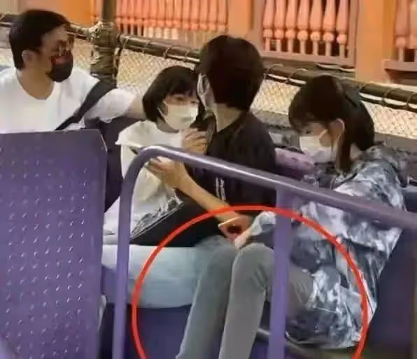 陸毅一家四口出遊被偶遇,12歲女兒形象矚目,一雙仙鶴腿太吸睛