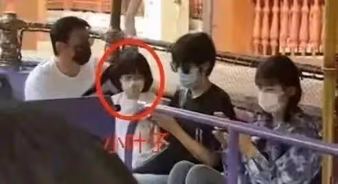 陸毅一家四口出遊被偶遇,12歲女兒形象矚目,一雙仙鶴腿太吸睛