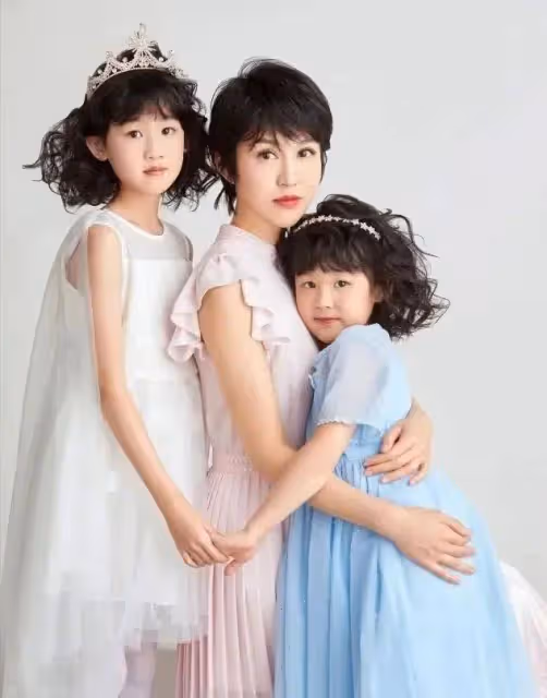 陸毅一家四口出遊被偶遇,12歲女兒形象矚目,一雙仙鶴腿太吸睛
