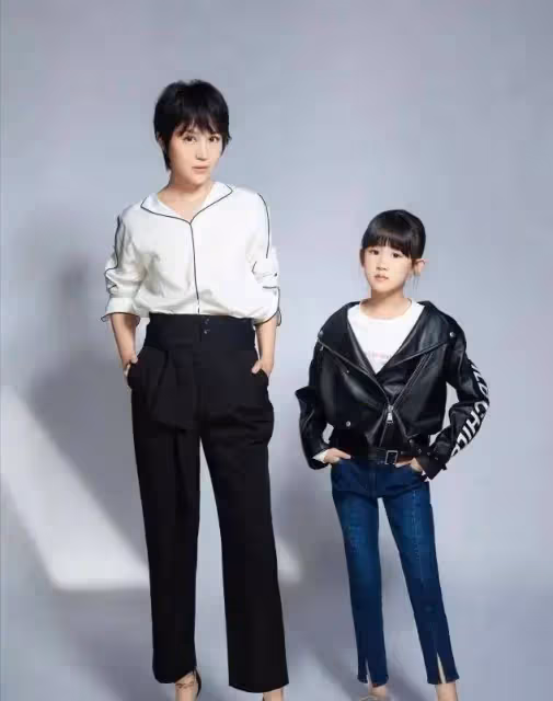 陸毅一家四口出遊被偶遇,12歲女兒形象矚目,一雙仙鶴腿太吸睛