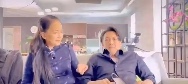 呂麗萍兒子太像張豐毅了!母子同框他太粗糙,她穿旗袍滿肚子贅肉