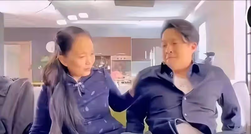 呂麗萍兒子太像張豐毅了!母子同框他太粗糙,她穿旗袍滿肚子贅肉