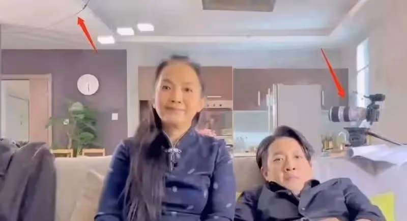 呂麗萍兒子太像張豐毅了!母子同框他太粗糙,她穿旗袍滿肚子贅肉