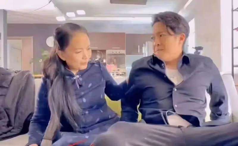 呂麗萍兒子太像張豐毅了!母子同框他太粗糙,她穿旗袍滿肚子贅肉