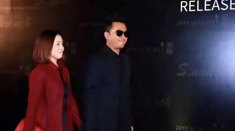 郭濤小16歲嬌妻真氣質，一身紅色配紅髮，打扮艷麗氣質卻特別柔和