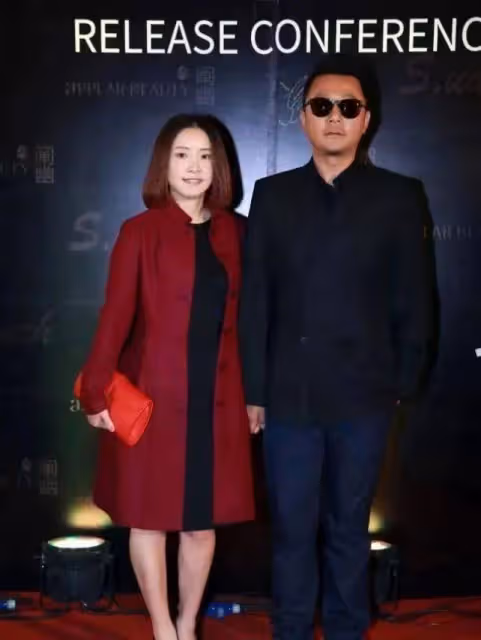 郭濤小16歲嬌妻真氣質，一身紅色配紅髮，打扮艷麗氣質卻特別柔和
