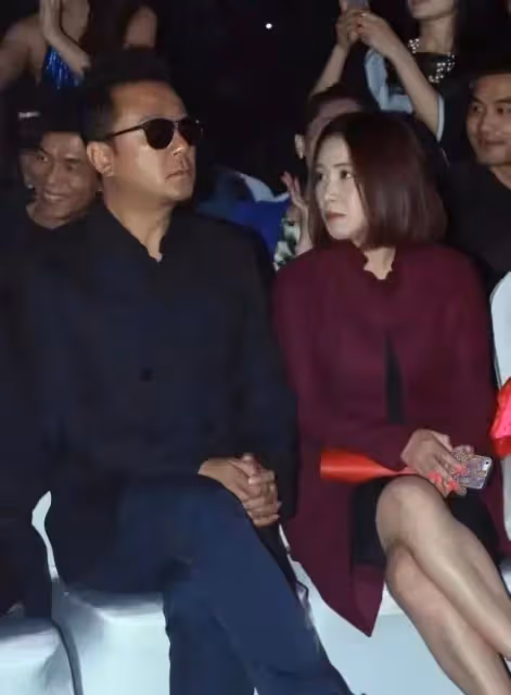 郭濤小16歲嬌妻真氣質，一身紅色配紅髮，打扮艷麗氣質卻特別柔和