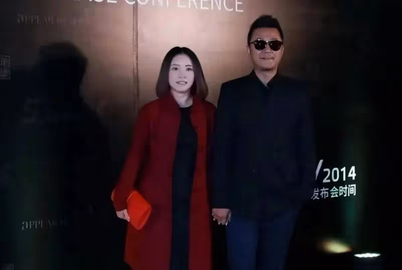 郭濤小16歲嬌妻真氣質，一身紅色配紅髮，打扮艷麗氣質卻特別柔和