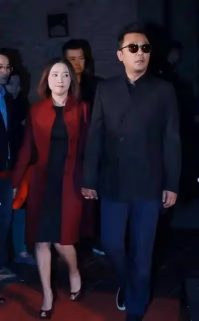 郭濤小16歲嬌妻真氣質,一身紅色配紅髮,打扮艷麗氣質卻特別柔和