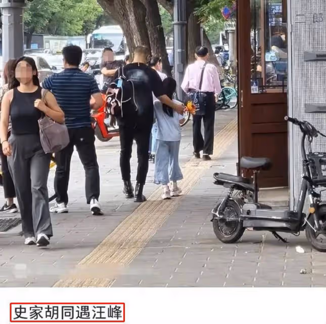 汪峰接女兒放學超寵愛,醒醒學校大有來頭,不是有錢就能夠就讀!