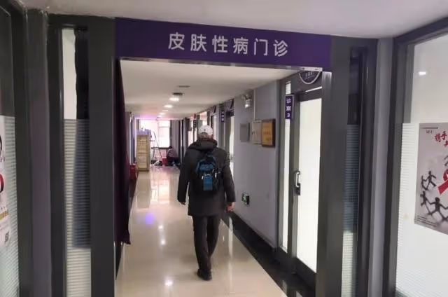 3年前,山東62歲大媽迷上廣場舞后染上愛滋,丈夫崩潰送妻子上路