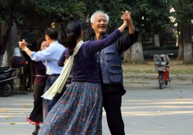 3年前,山東62歲大媽迷上廣場舞后染上愛滋,丈夫崩潰送妻子上路