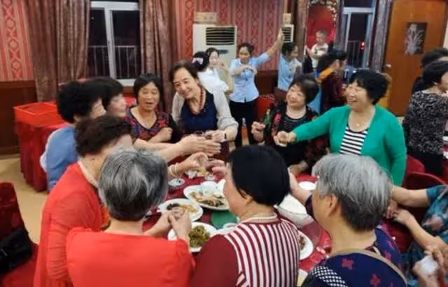3年前,山東62歲大媽迷上廣場舞后染上愛滋,丈夫崩潰送妻子上路