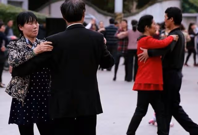 3年前,山東62歲大媽迷上廣場舞后染上愛滋,丈夫崩潰送妻子上路