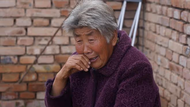老婦撿到兩個棄嬰,如今女孩聽話懂事,男孩卻成了她的「心病」