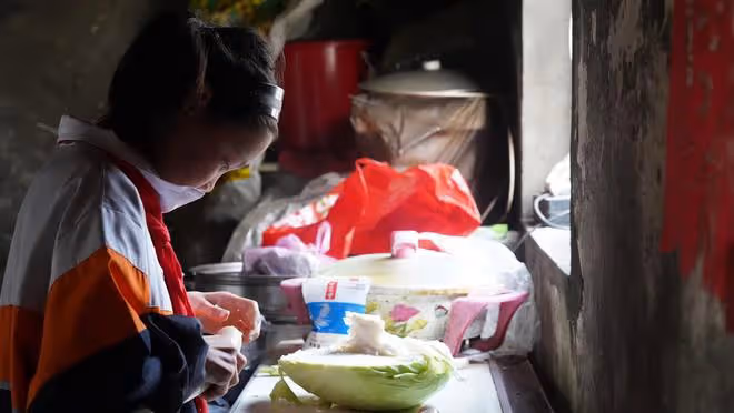 老婦撿到兩個棄嬰,如今女孩聽話懂事,男孩卻成了她的「心病」