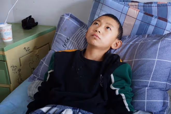 姐姐離世爸爸瘋癲,媽媽又患癌病故,姑姑舉債救侄令人感動