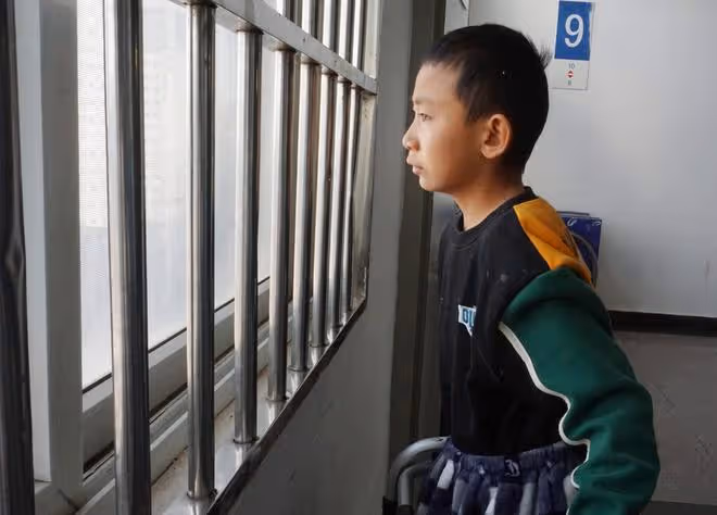 姐姐離世爸爸瘋癲,媽媽又患癌病故,姑姑舉債救侄令人感動