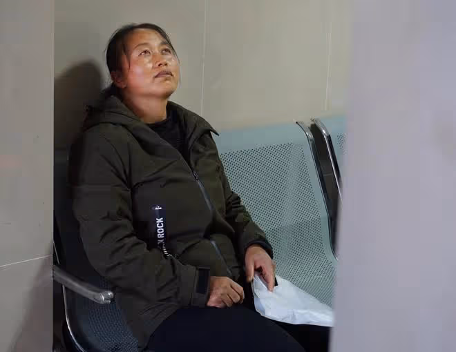 姐姐離世爸爸瘋癲,媽媽又患癌病故,姑姑舉債救侄令人感動