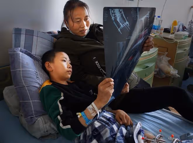 姐姐離世爸爸瘋癲,媽媽又患癌病故,姑姑舉債救侄令人感動