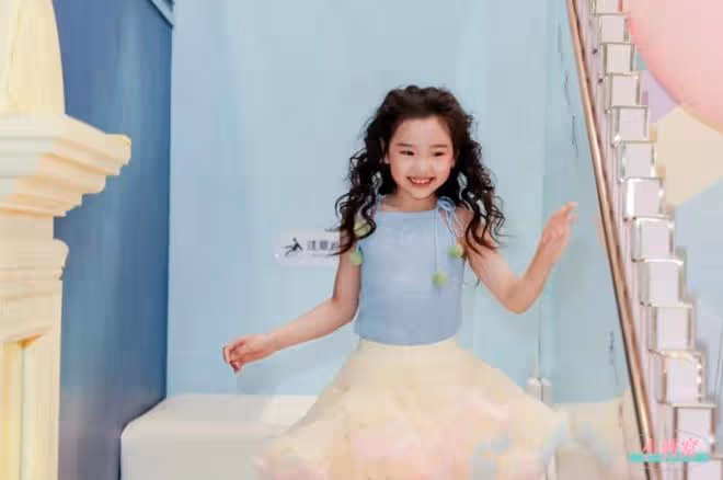 高調曬全家福！董璇為愛女慶8歲生日，不懼輿論與前夫高雲翔同框