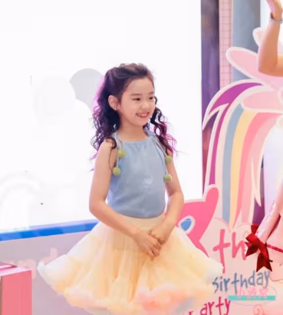 高調曬全家福！董璇為愛女慶8歲生日，不懼輿論與前夫高雲翔同框