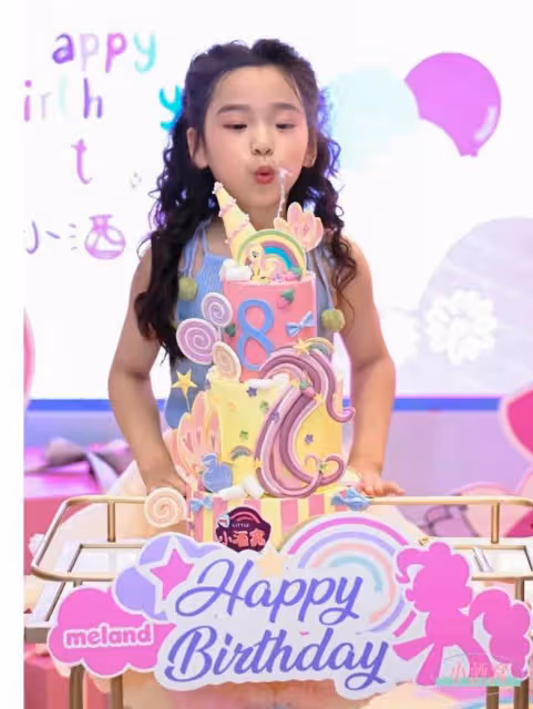 高調曬全家福！董璇為愛女慶8歲生日，不懼輿論與前夫高雲翔同框