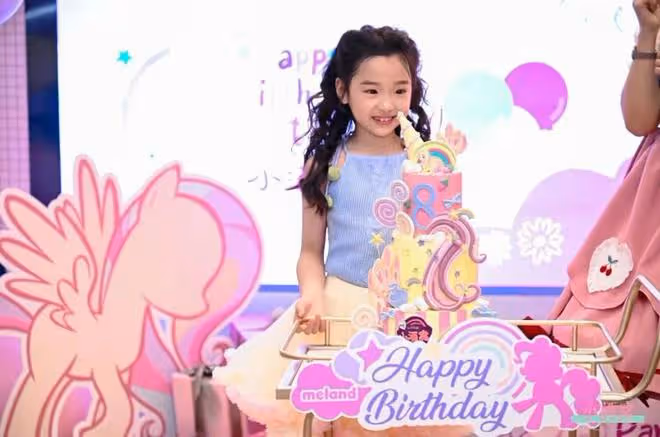高調曬全家福！董璇為愛女慶8歲生日，不懼輿論與前夫高雲翔同框