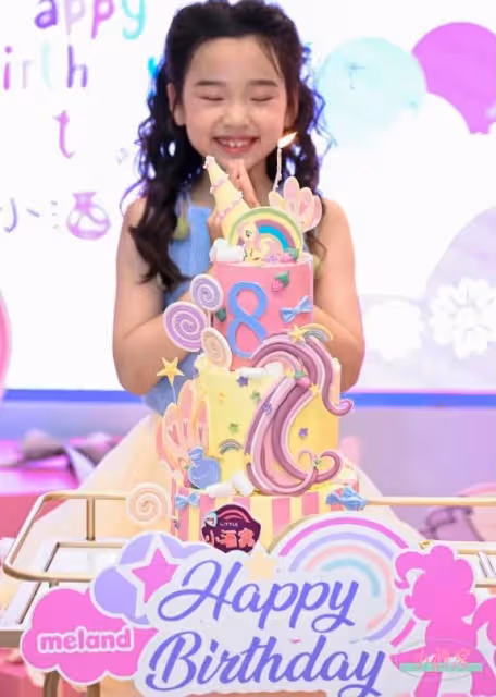 高調曬全家福！董璇為愛女慶8歲生日，不懼輿論與前夫高雲翔同框